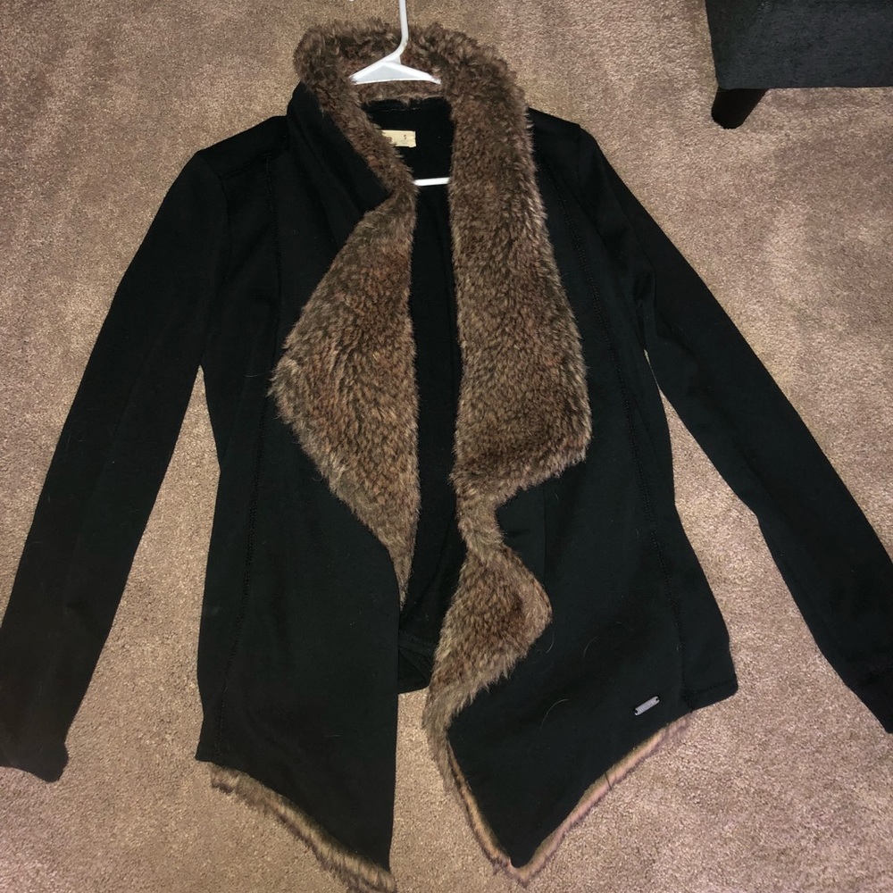 A black sweater with brown fur lining